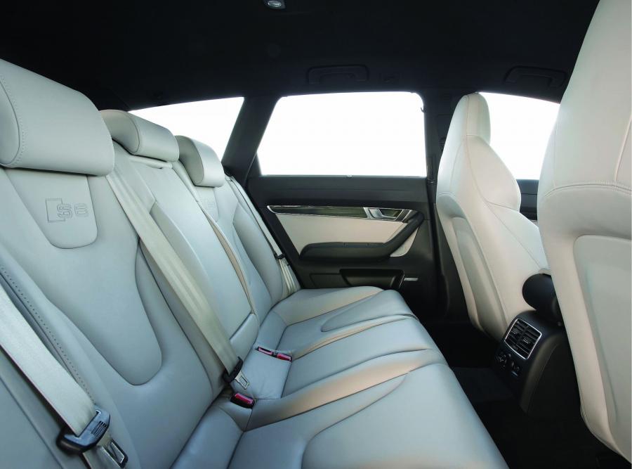 Интерьер Audi S6 Sedan (4F, C6) 2006 года  (фото 4 из 35)